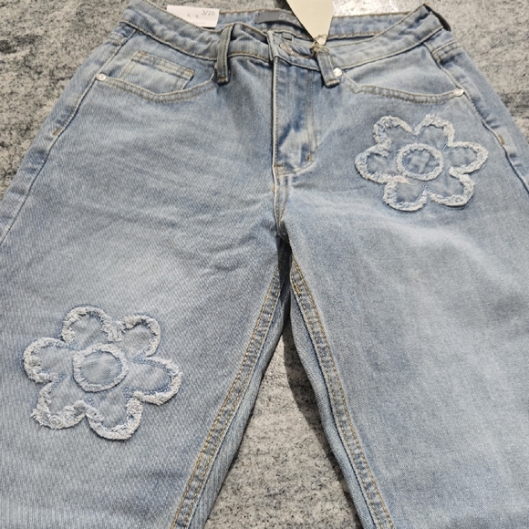 Cali 1850 Size 3/26 Light Wash High Waist Wider Leg Denim Flower Embellish Jeans - Picture 14 of 16